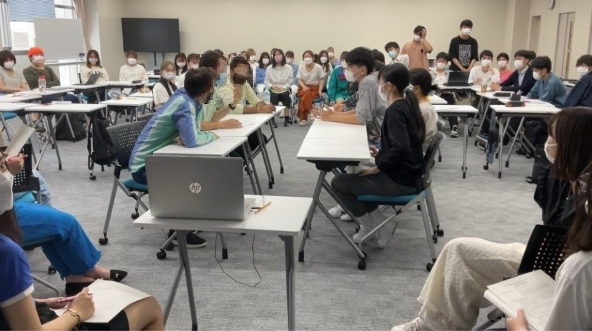 Demonstration of cross-cultural negotiation between international and Japanese students.