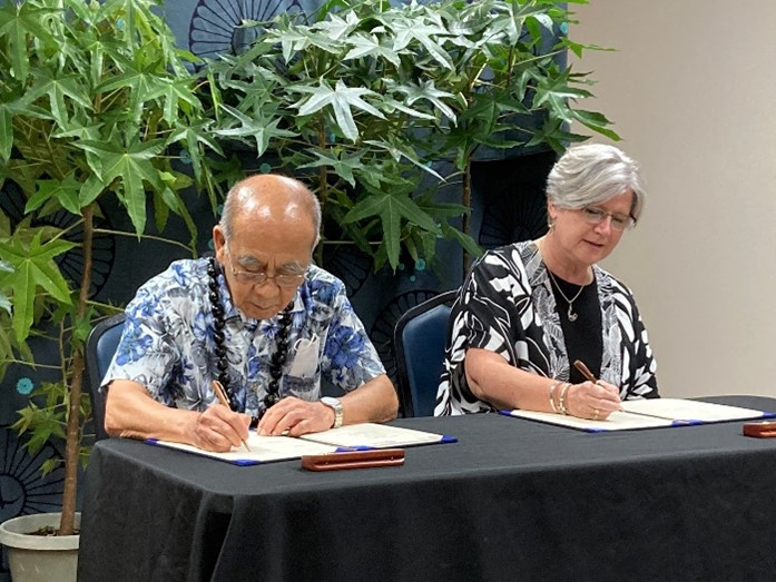 有信学長とBonnie Irwinハワイ大学ヒロ校学長が協定書にサイン