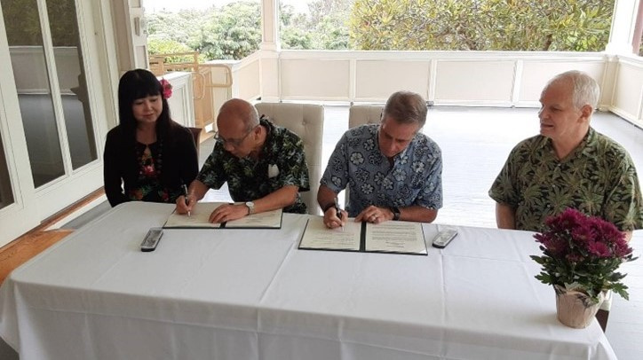 Signing the agreement with Michael Bruno, provost of the University of Hawaii at Manoa (Second from the right) and R. Anderson Sutton, Assistant Vice Provest for Global Engagement (Right).