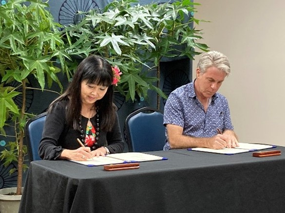 Signing of the agreement by Director of International Affairs Center Yuko Uesugi and Todd Shumway, Director of the Global Exchange Center of University of Hawaii at Hilo