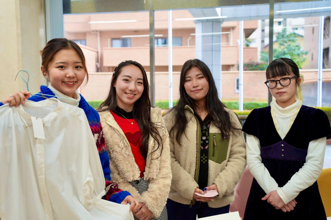 写真左から、申万琳さん、吉宗沙優さん、内田栞さん、青野涼音さん