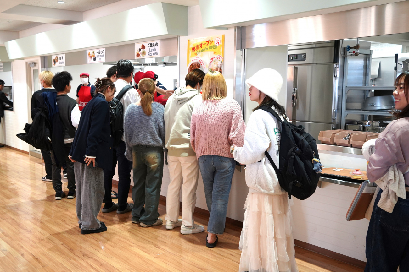 食事の注文、受け取りは、切れ目なく賑わっていました。
There was a long line of people waiting to order and receive their meals.