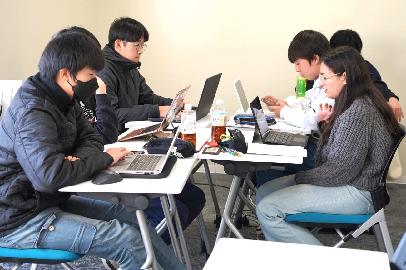 協定校「ハワイ大学マノア校」と英語で交流授業/NEWS & TOPICS|広島県公立大学法人 叡啓大学