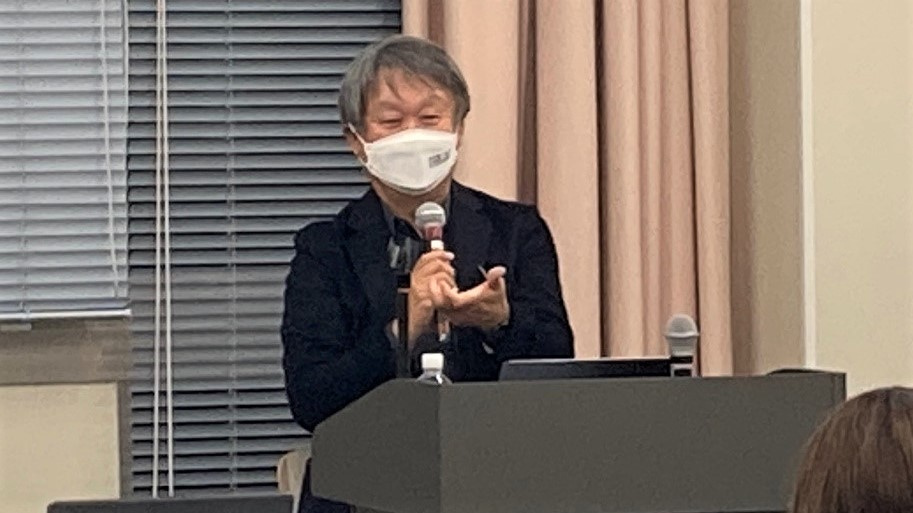 講演をする深澤様