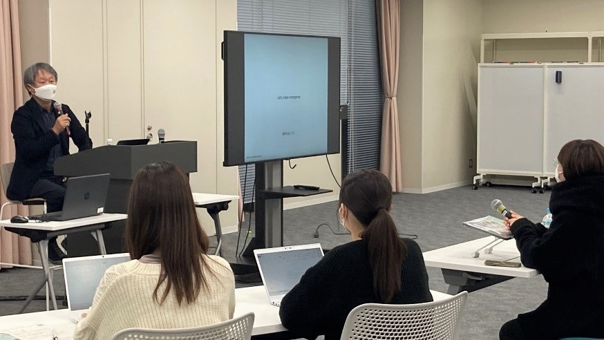 学生からの質問に答える深澤様