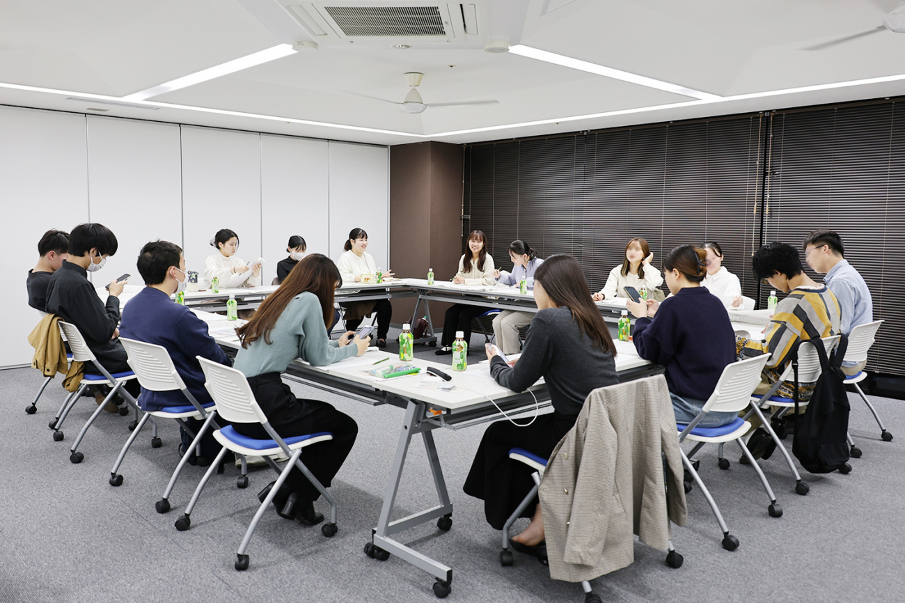 15名の大学生審査員