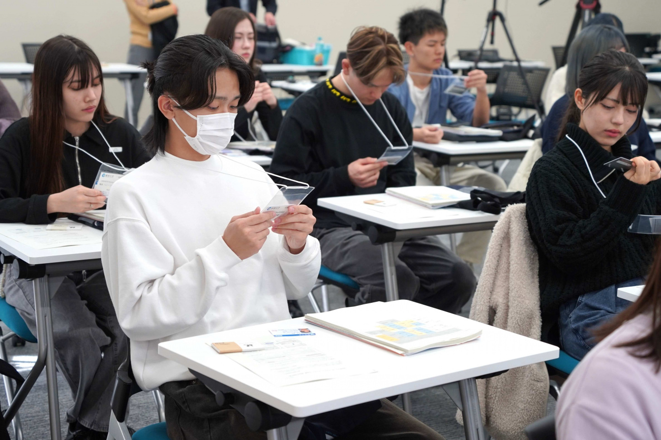 事務手続きの説明を聞く新入生たち