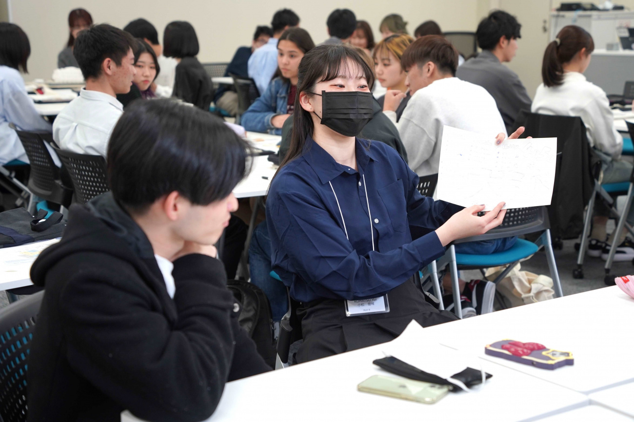 笑顔で自己紹介する新入生