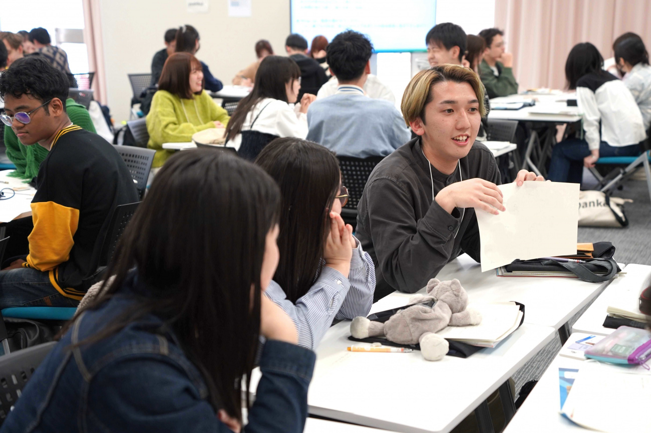 笑顔で自己紹介する新入生