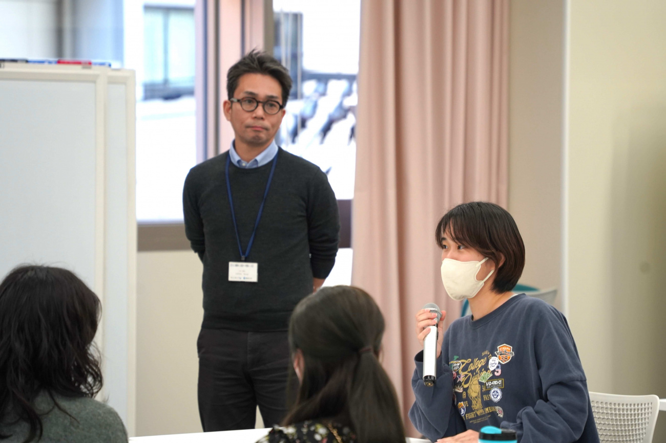 質問に回答する学生